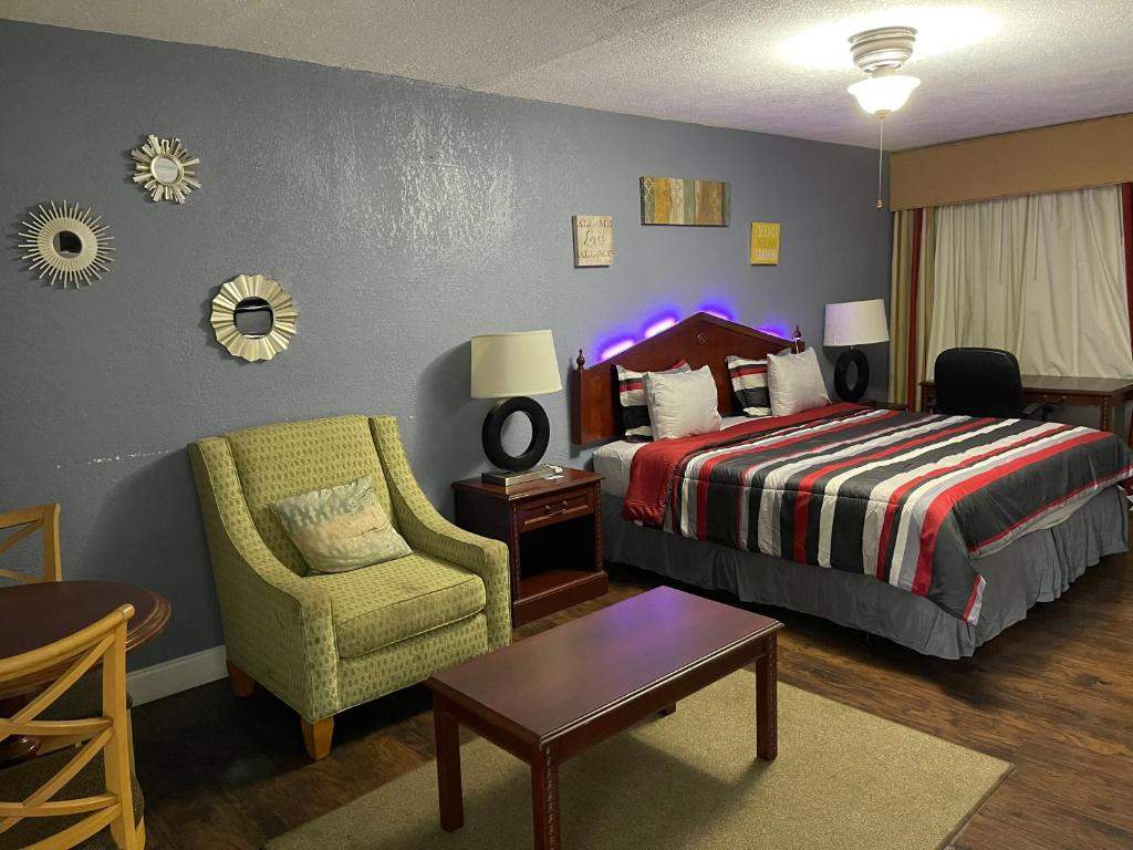 Delux Inn Clearwater room 1