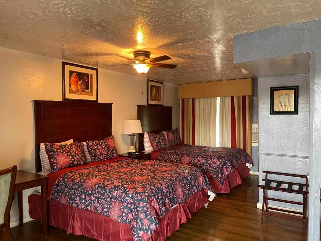 Delux Inn Clearwater room 2