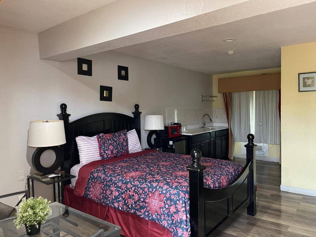 Delux Inn Clearwater room 4