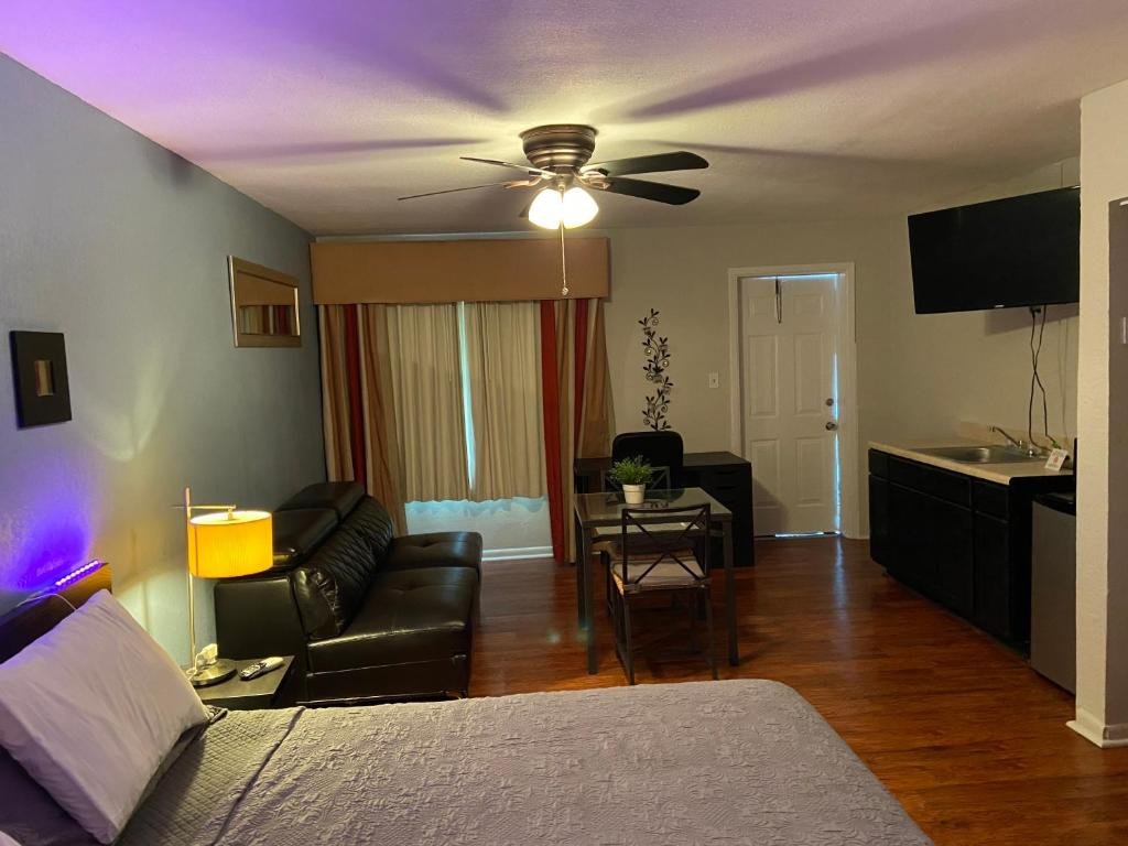 Delux Inn Clearwater room 6