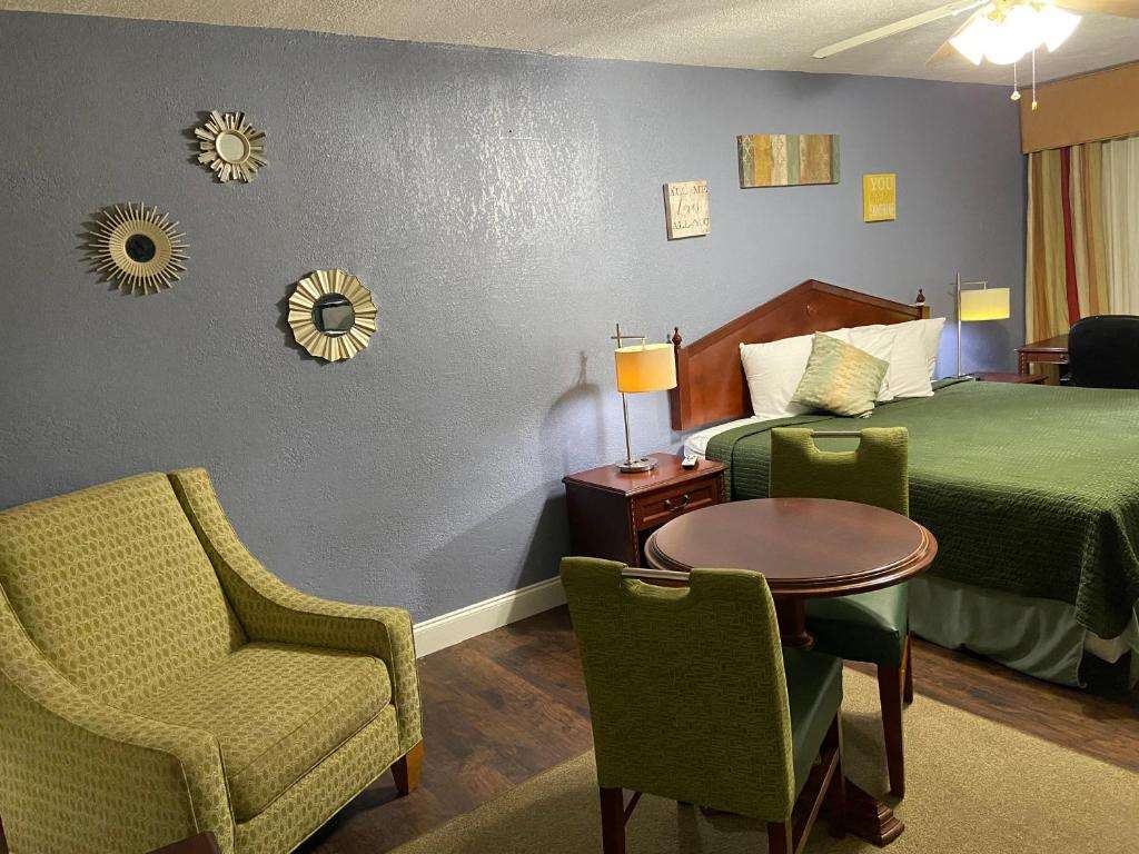 Delux Inn Clearwater room 8